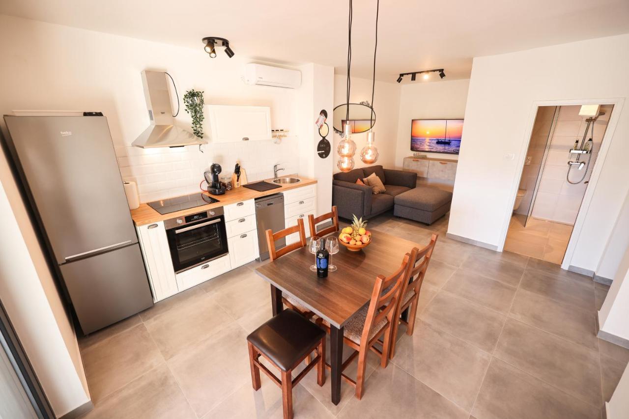Old Road Apartment *