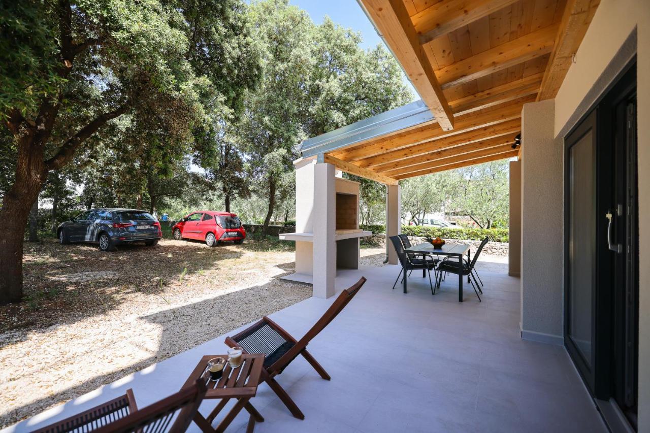 Old Road Apartment Vir