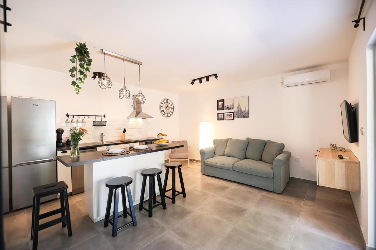 Old Road Apartment Vir