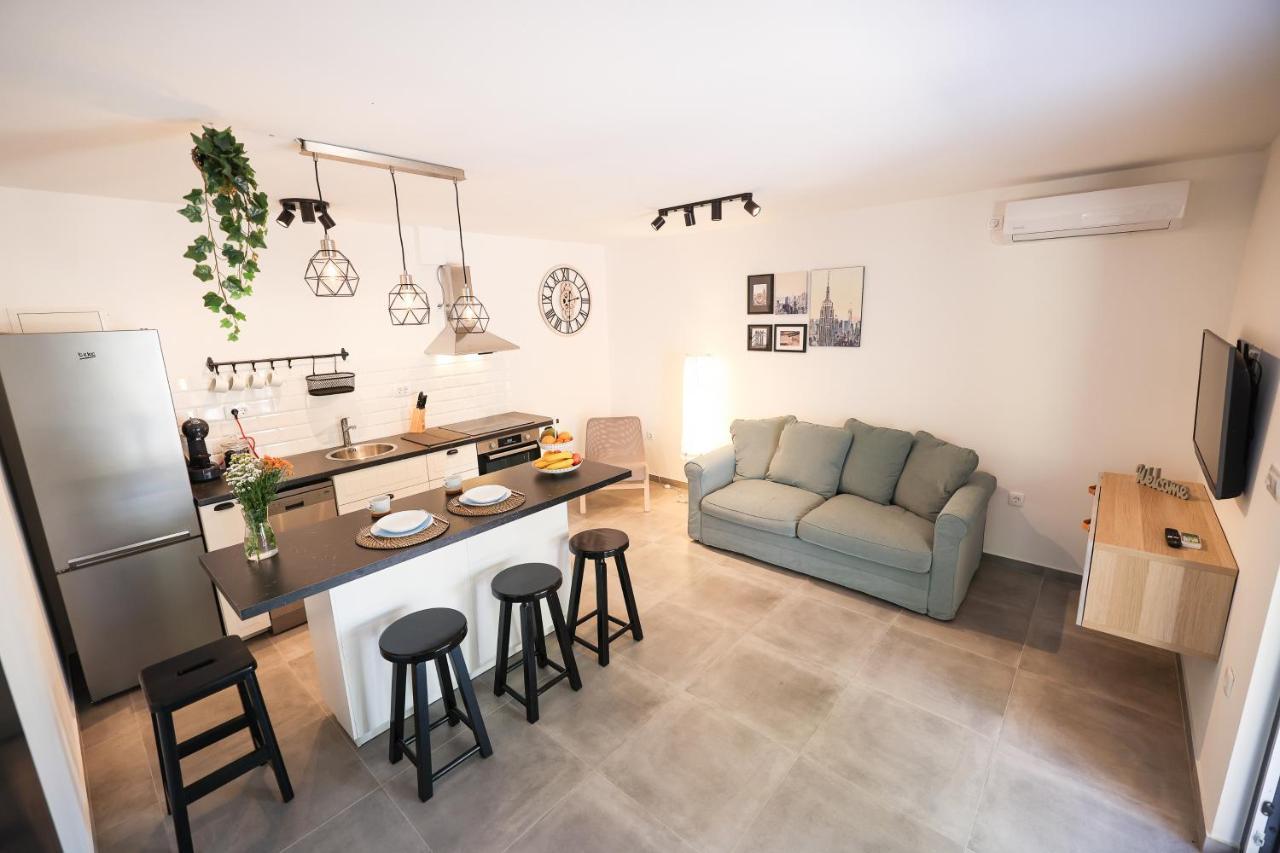 Old Road Apartment *